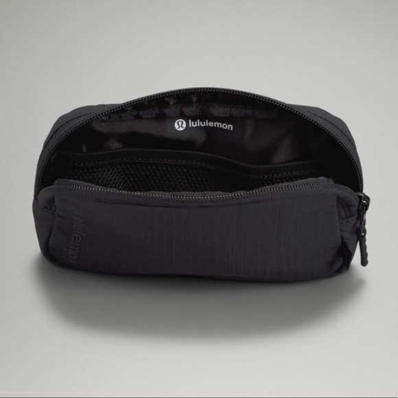 ๐ถ Lululemon Mini Belt Bag ๐ค - Picture 2 of 5